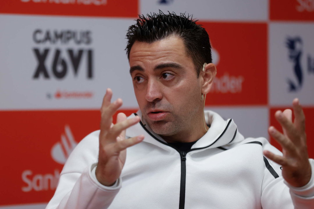 El entrenador del F.C Barcelona, Xavi Hernández, durante una charla organizada por el Banco Santander hoy en Barcelona, en la que augura que la selección española completará "un muy buen Mundial" en Qatar, donde considera que Brasil y Argentina "están un peldaño por encima" de sus rivales. EFE/Toni Albir