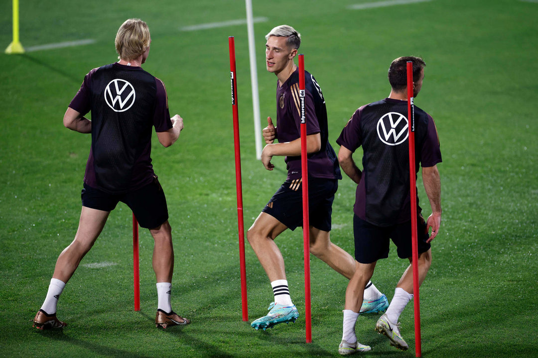 Los jugadores de Alemania Julian Brandt, Nico Schlottergeck y Mario Gotze participan en un entrenamiento de su selección este viernes en Doha, Catar. Alemania se enfrentará a España en el segundo partido del grupo E del Mundial de fútbol de Qatar 2022 este domingo, 27 de noviembre. EFE/Alberto Estévez