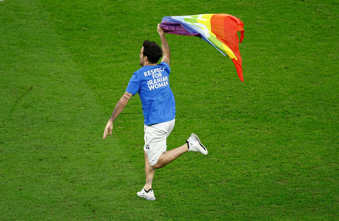 El italiano Mario Ferri entra en el campo durante el partido que disputaron ayer Portugal y Uruguay en el estadio Lusail. EFE/Rodrigo Jiménez