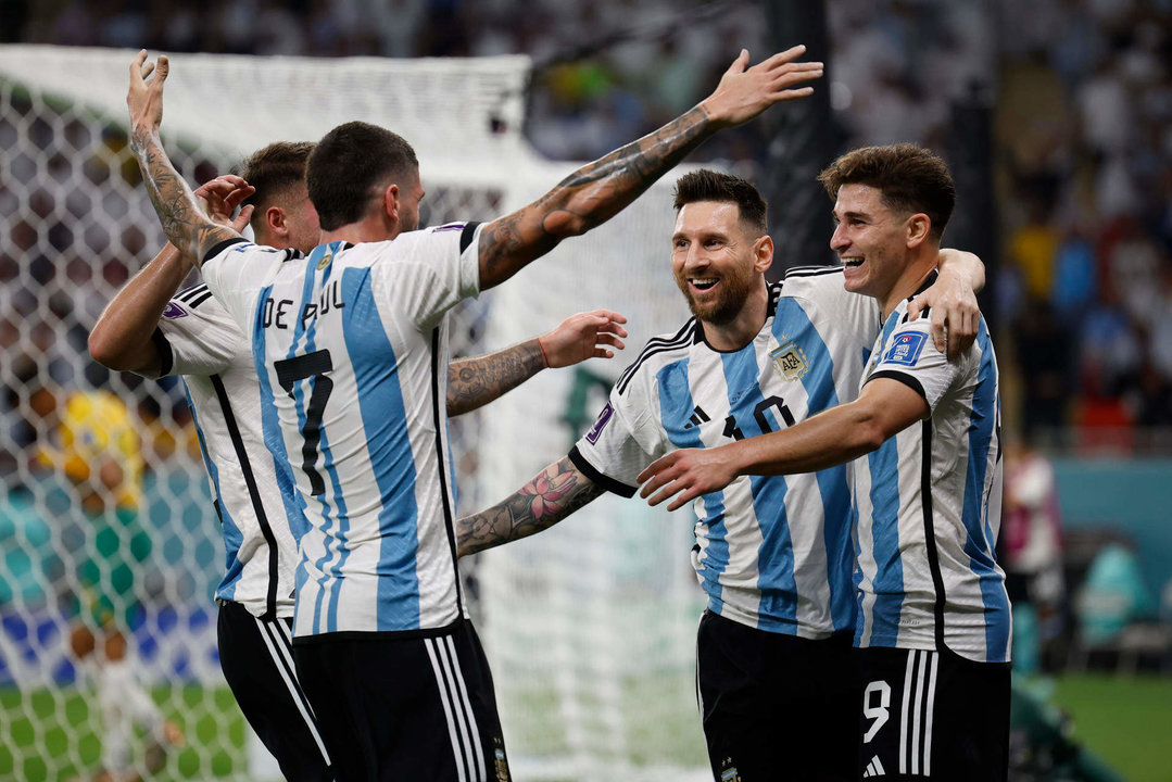 Julián Álvarez (d) de Argentina celebra un gol con Lionel Messi hoy, en un partido de los octavos de final del Mundial de Fútbol Qatar 2022 entre Argentina y Australia en el estadio Ahmad bin Ali Stadium en Rayán (Catar). EFE/ Alberto Estevez