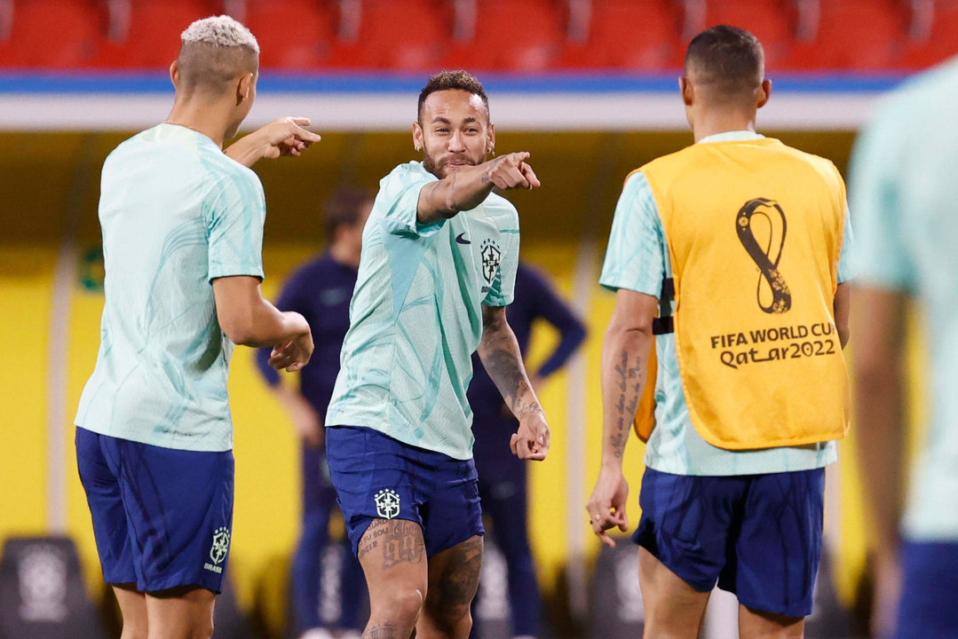 El delantero de la selección brasileña de fútbol Neymar (c) participa en una sesión de entrenamiento celebrada este domingo en Doha, Catar. Brasil se medirá mañana ante Corea del Sur en los octavos de final del Mundial de Catar. EFE/Esteban Biba